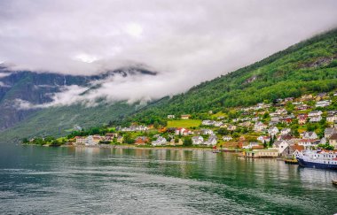 Bulutlu bir günde, Norveç Fiyordu güzel manzara ve sahne görünümü