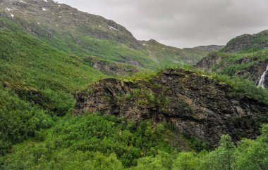 Norveç, bulutlu bir günde dağ ve tepeler yeşil sahne güzel manzara ve sahne görünümü
