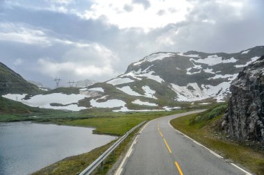 Güzel manzara ve sahne görünümünü Norveç, tepeler ve kısmen beyaz kar ve göl ile kaplı dağ 