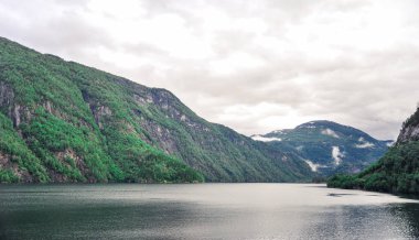 Bulutlu bir günde, Norveç Fiyordu güzel manzara ve sahne görünümü