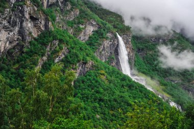 Bulutlu bir günde, Norveç Fiyordu güzel manzara ve sahne görünümü