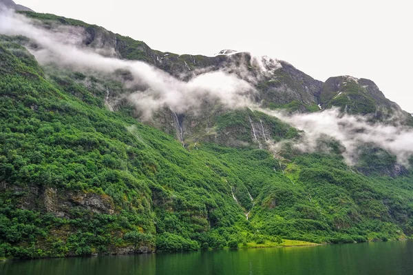 Hermoso paisaje y vista del fiordo en un día nublado, Noruega — Foto de Stock