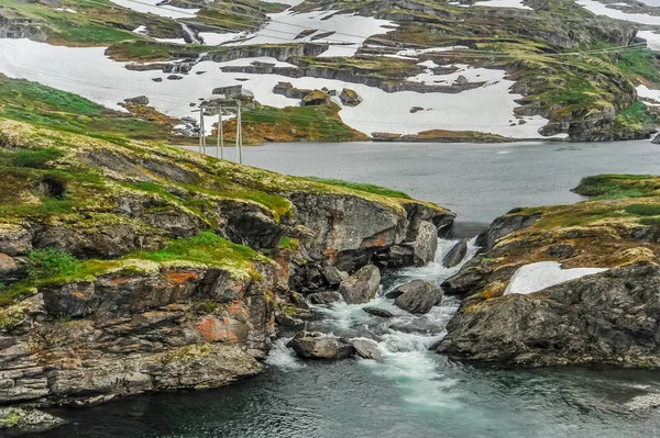 Όμορφη θέα τοπίο και τοπίο της Νορβηγίας, λόφους και βουνό μερικώς καλυμμένα με λευκό χιόνι και η λίμνη — Φωτογραφία Αρχείου
