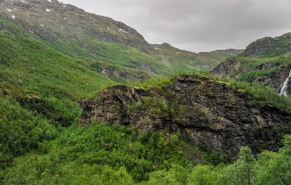 Bela paisagem e paisagem vista da Noruega, paisagem verde de colinas e montanha em um dia nublado — Fotografia de Stock