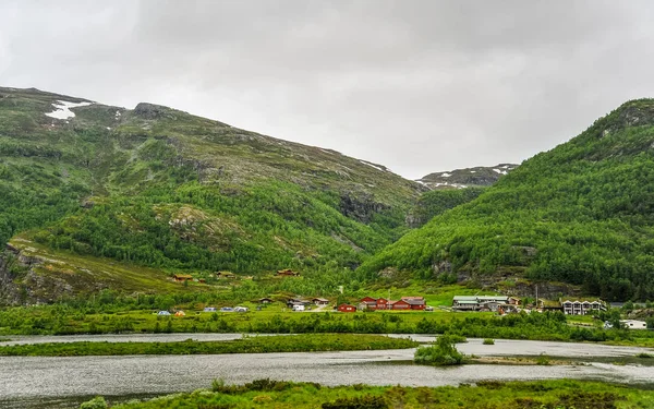 노르웨이, 언덕과 흐린 날에 산의 녹색 경치의 아름 다운 풍경과 경치 보기 — 스톡 사진