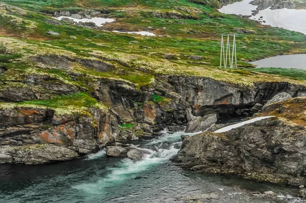 Güzel manzara ve sahne görünümünü Norveç, tepeler ve kısmen beyaz kar ve göl ile kaplı dağ — Stok fotoğraf