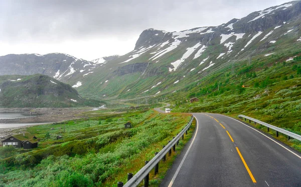 노르웨이, 녹색 언덕 및 산의 경치의 아름 다운 풍경과 경치 보기 부분적으로 눈으로 덮여 — 스톡 사진