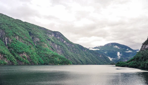 Ландшафт і декорації чаруючим фіорду в похмурий день, Норвегія — стокове фото
