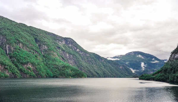 Bulutlu bir günde, Norveç Fiyordu güzel manzara ve sahne görünümü — Stok fotoğraf