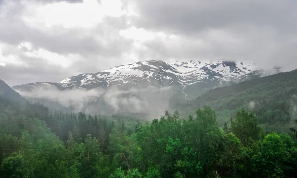 挪威，绿色的小山和山的风景美丽的山水风光景色部分覆盖着雪 — 图库照片