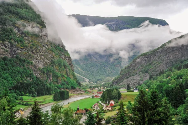 美丽的山水风光景色的挪威，绿色风景的小山和山在阴天 — 图库照片