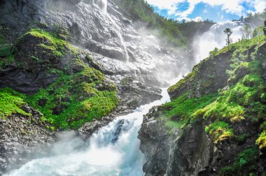 Kjosfossen şelale hill Aurland, Norveç'te aracılığıyla güzel görünümü