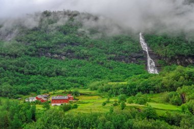 Norveç, bulutlu bir günde dağ ve tepeler yeşil sahne güzel manzara ve sahne görünümü