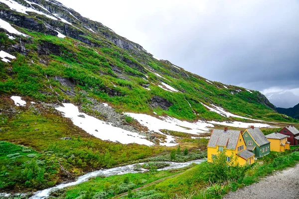 挪威，绿色的小山和山的风景美丽的山水风光景色部分覆盖着雪 — 图库照片