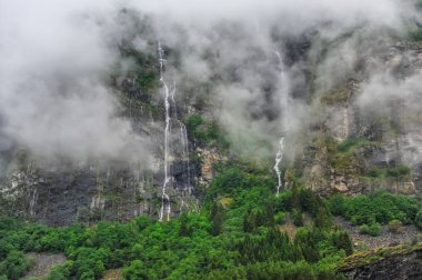 Bulutlu bir günde, Norveç Fiyordu güzel manzara ve sahne görünümü