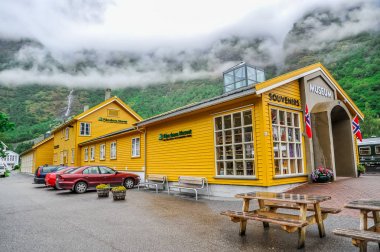 Flam, Norveç: Flamsdalen Flamsdalen, Norveç'te Flamsdalen'de bulunan Flamsbana museet ve hediyelik eşya binası