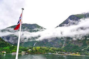 Bulutlu bir günde, Norveç Fiyordu güzel manzara ve sahne görünümü