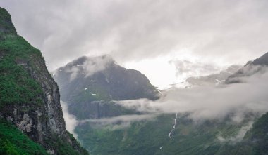 Bulutlu bir günde, Norveç Fiyordu güzel manzara ve sahne görünümü
