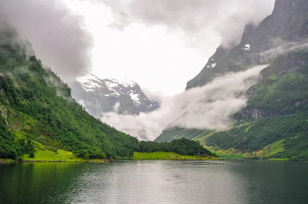 Piękny krajobraz i krajobrazy widok fiord w pochmurny dzień, Norwegia — Zdjęcie stockowe