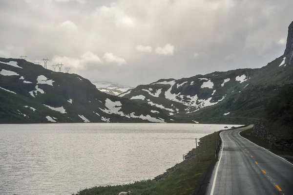 Krásná krajina a panoramata pohled z Norska, kopce a hory částečně pokryté sněhem a jezero — Stock fotografie