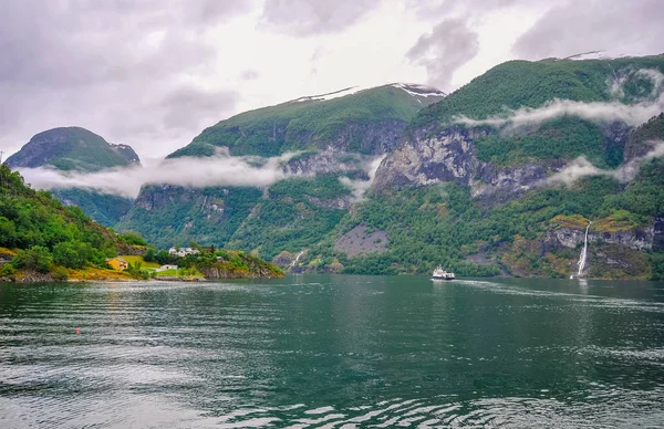 Hermoso paisaje y vista del fiordo en un día nublado, Noruega — Foto de Stock