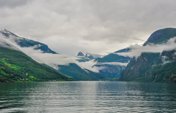 Bulutlu bir günde, Norveç Fiyordu güzel manzara ve sahne görünümü — Stok fotoğraf