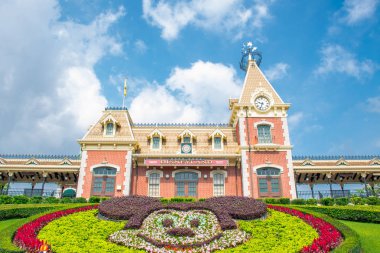 Hong Kong Disneyland - Mayıs 2015: Disneyland Belediye Binası ve tren istasyonu, Hong Kong Disneyland