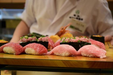 Tokyo, Japonya: Bir restoranda Suşi Japon gıda tarzı set hizmet Japon şef