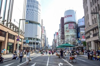 Tokyo, Japonya: İnsanlar Ginza street, bir çok popüler alışveriş bölgesine Tokyo, hafta sonu boyunca ziyaret zaman harcama