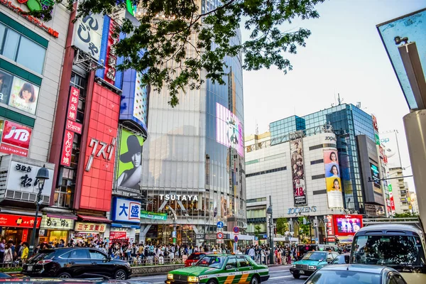 Магазины и магазины в районе Сибуя, одном из центров моды Японии — стоковое фото