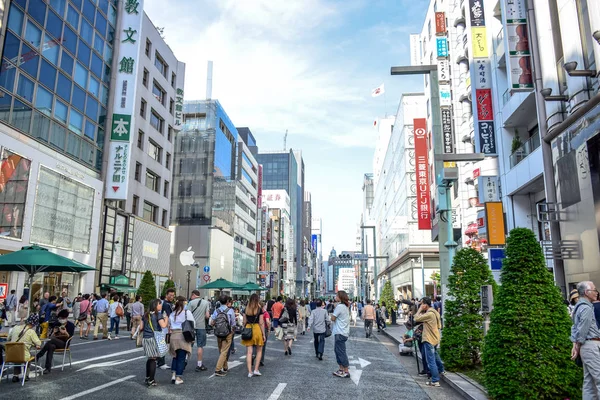 TOKYO, JAPÃO: Pessoas que passam o tempo visitando a rua Ginza, uma área comercial muito popular de Tóquio, durante o fim de semana — Fotografia de Stock