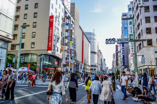 TOKYO, JAPÃO: Pessoas que passam o tempo visitando a rua Ginza, uma área comercial muito popular de Tóquio, durante o fim de semana — Fotografia de Stock