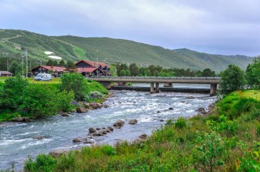 Geilo, Norveç - Temmuz 2015: Geilo, Norveç şehrin içinden akan küçük nehir