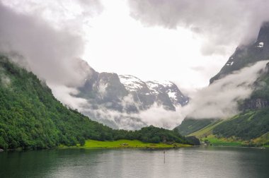 Bulutlu bir günde, Norveç Fiyordu güzel manzara ve sahne görünümü