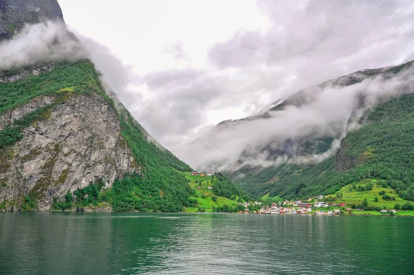 在多云的天气，挪威峡湾的美丽的山水风光景色 — 图库照片