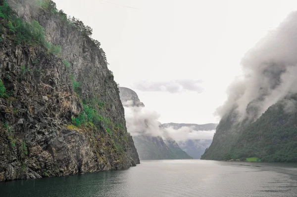 Bulutlu bir günde, Norveç Fiyordu güzel manzara ve sahne görünümü — Stok fotoğraf