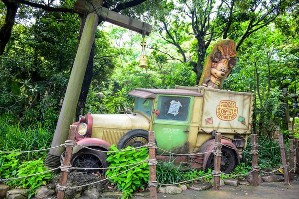 CHIBA, JAPÓN: Coche de Goofy roto en la selva en Tokyo Disneysea ubicado en Urayasu, Chiba, Japón —  Fotos de Stock