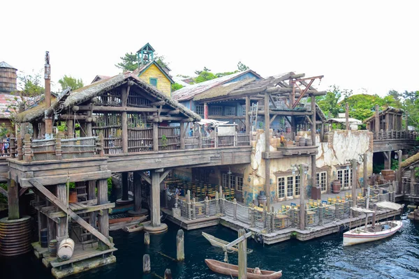 CHIBA, JAPÓN: Antiguo pueblo antiguo en la zona del Delta del Río Perdido en Tokio Disneysea ubicado en Urayasu, Chiba, Japón — Foto de Stock