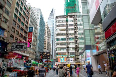 Walikng Tsim Sha Tsui, Kowloon, Hong Kong Pekin yolda etrafında insanlar
