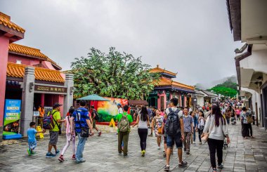 Turistler Ngong Ping köyde onların zaman geçiriyorsunuz, Hong Kong'daki en popüler turistik biridir
