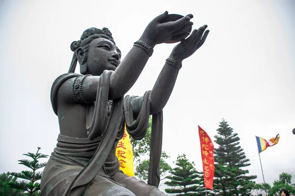 Buddhista szobrok dicsérték a Tian Tan Buddha Ngong Ping, Lantau Island, Hong Kong — Stock Fotó