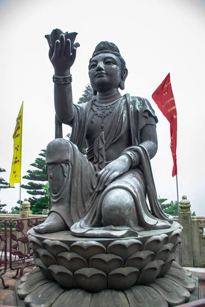 Buddhista szobrok dicsérték a Tian Tan Buddha Ngong Ping, Lantau Island, Hong Kong — Stock Fotó