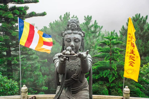 Statue buddiste lodano il Buddha Tian Tan a Ngong Ping, nell'isola di Lantau, a Hong Kong — Foto Stock