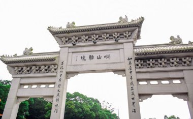 Ngong Ping Köyü, Lantau Island, Hong Kong Po Lin manastırda kapıya