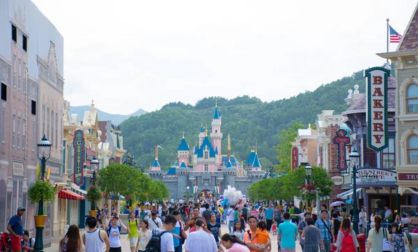 Toeristen besteden hun tijd op Main Street, U.S.A. in Hong Kong Disneyland — Stockfoto
