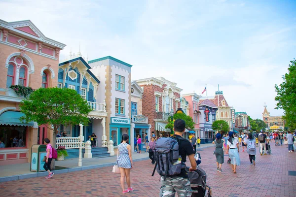 Toeristen besteden hun tijd op Main Street, U.S.A. in Hong Kong Disneyland — Stockfoto