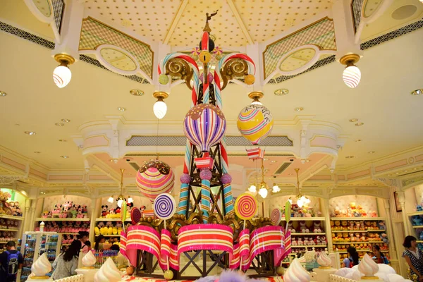 Belle décoration intérieure dans le magasin Disney à Main Street, États-Unis à Hong Kong Disneyland — Photo