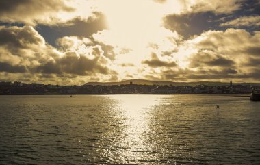 Güzel kıyı şeridi sahil kasaba kabuğu, Isle of Man ile