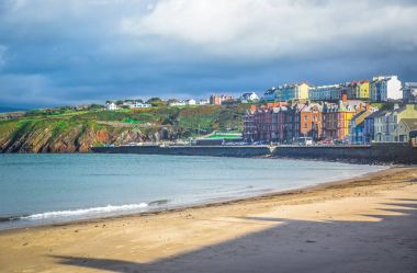 Güzel bir plaj ve sahil şeridi sahil kasabası kabuğu, Man Adası