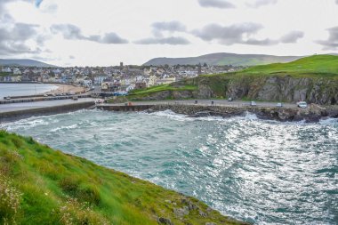 Güzel kıyı şeridi sahil kasaba kabuğu, Isle of Man ile